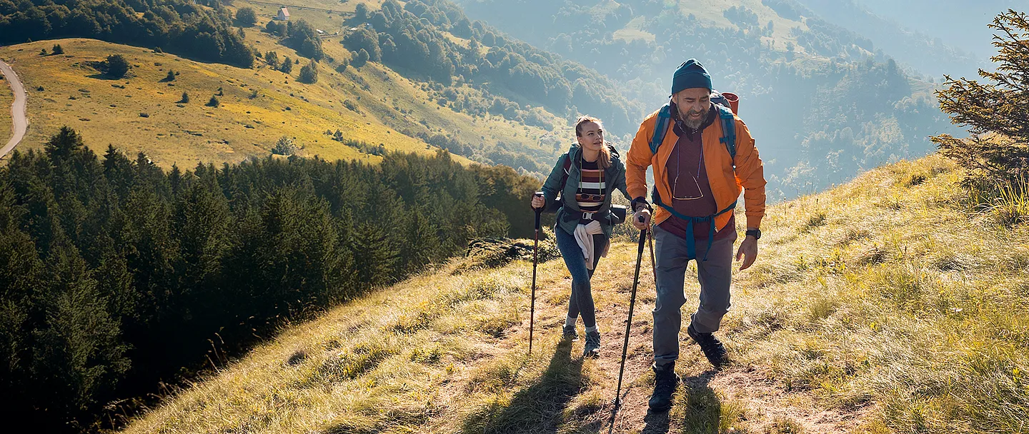 Nahaufnahme eines jungen Paares, das zusammen in den Bergen wandert.